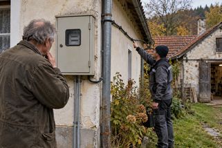 Na prázdné chalupě pořád přibývala spotřeba energie. Elektrikář našel kabel k sousedově dílně - Médium.cz